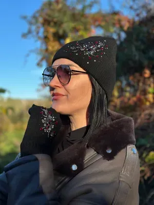 Ensemble bonnet et gants avec pierres argentées et rouges