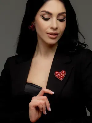 Ensemble Broche et Boucles d'oreilles "Petits cœurs" avec pierres, rouge