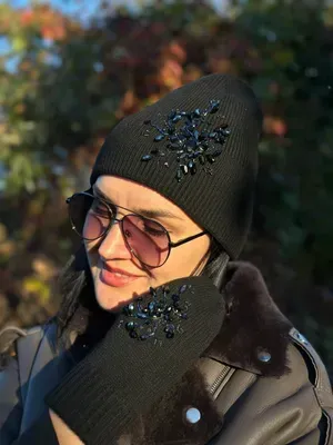 Ensemble bonnet et gants avec pierres noires