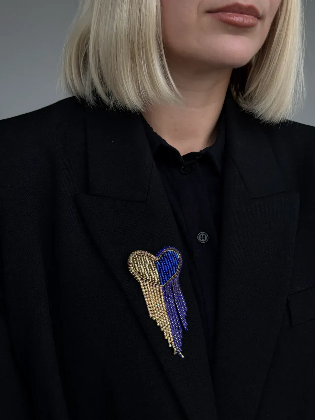 Broche "Cœur" bleu et jaune avec franges