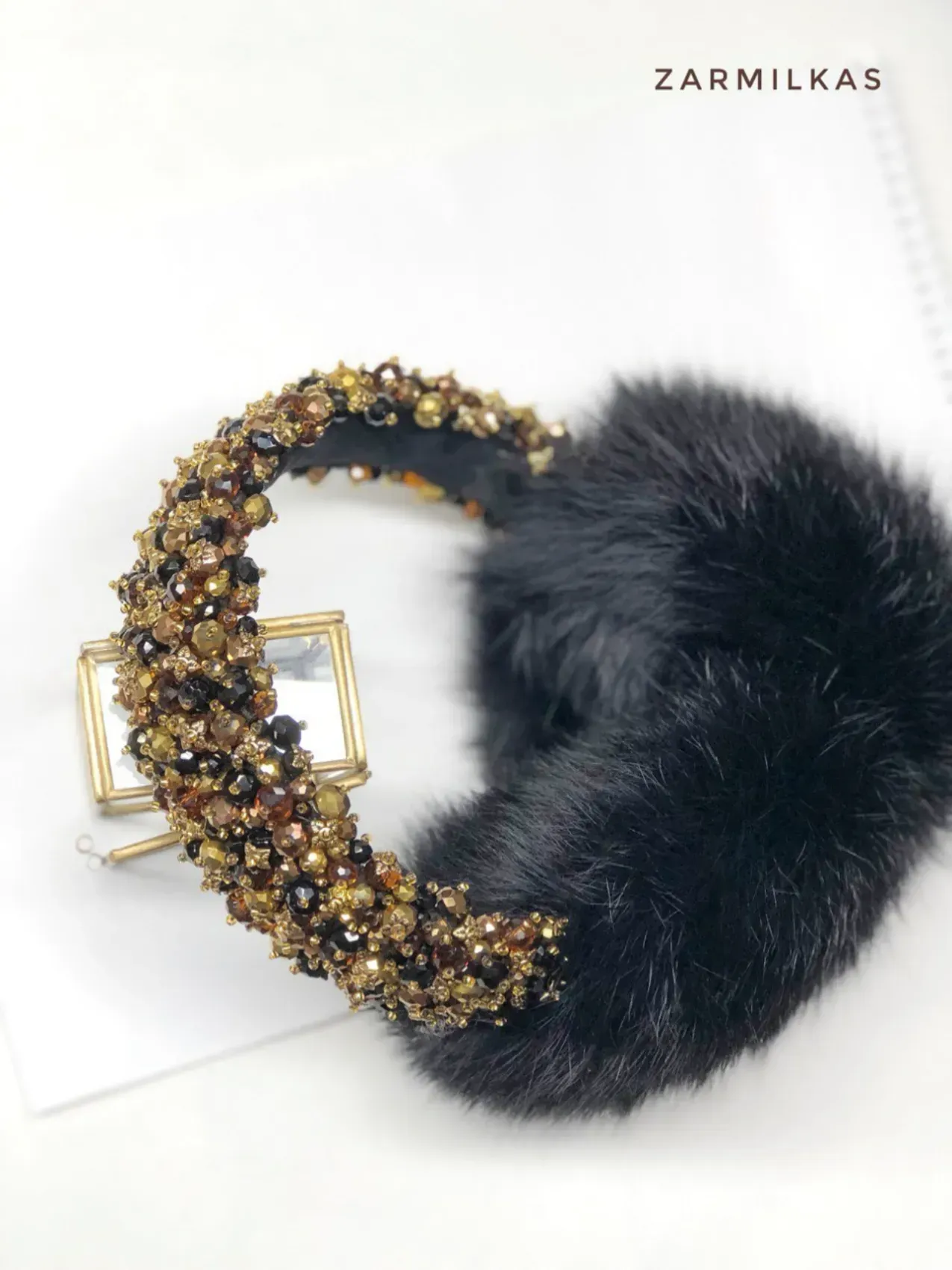 Boucles d'oreilles noires avec pierres dorées
