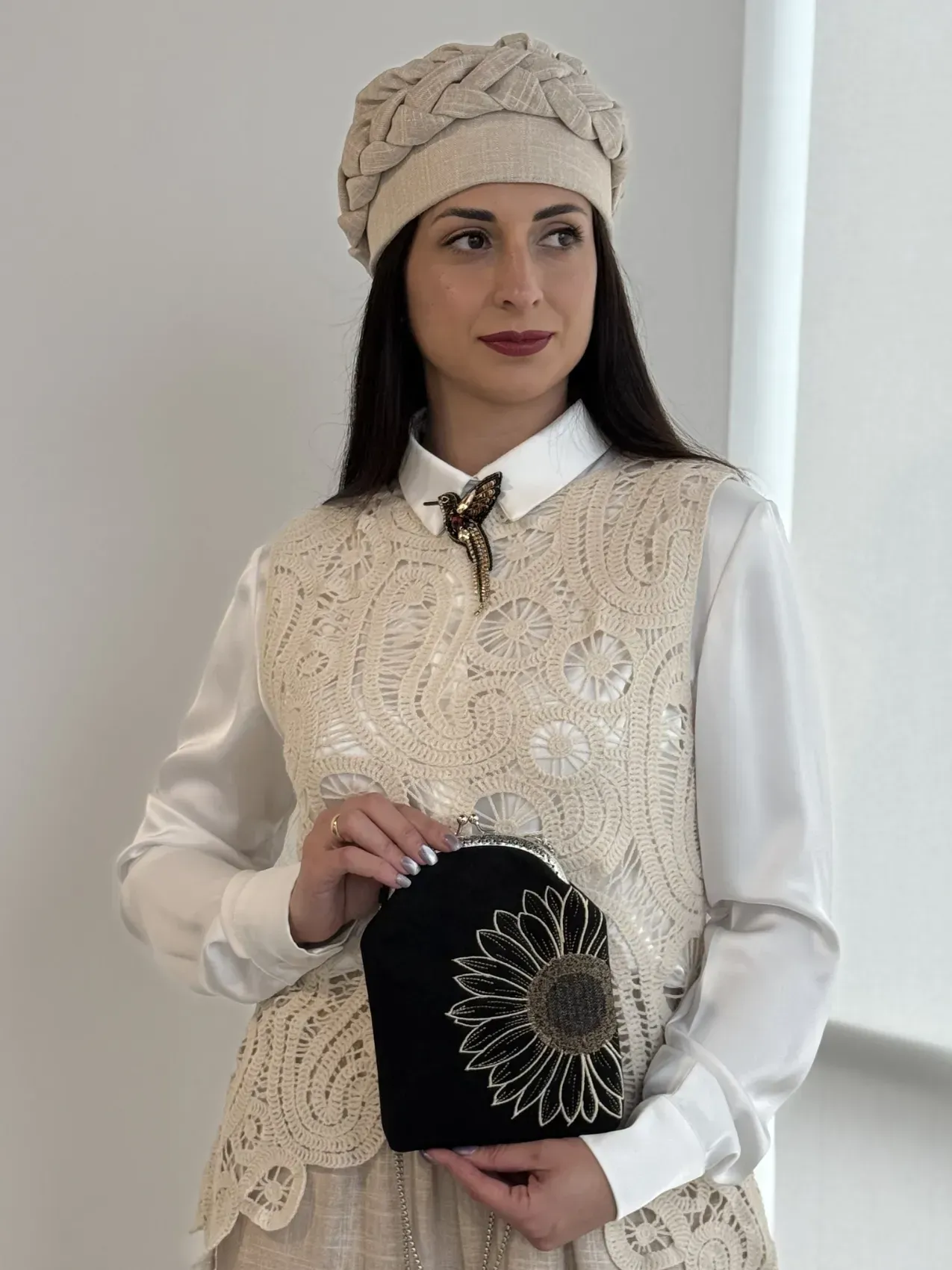 Очіпок з косою без вишивки закритий, бежевий