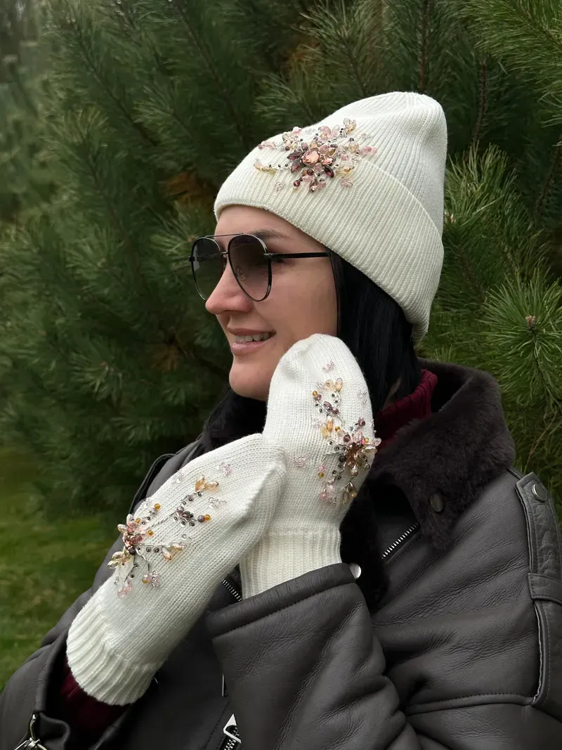 Комплект шапка та рукавички молочні з рожево-золотим камінням — Шапки та мітенки