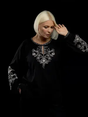 Chemise brodée lin "Arbre de vie", noire avec broderie beige