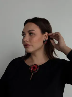 Ensemble Broche "Couronne" et Boucles d'oreilles, noir et rouge