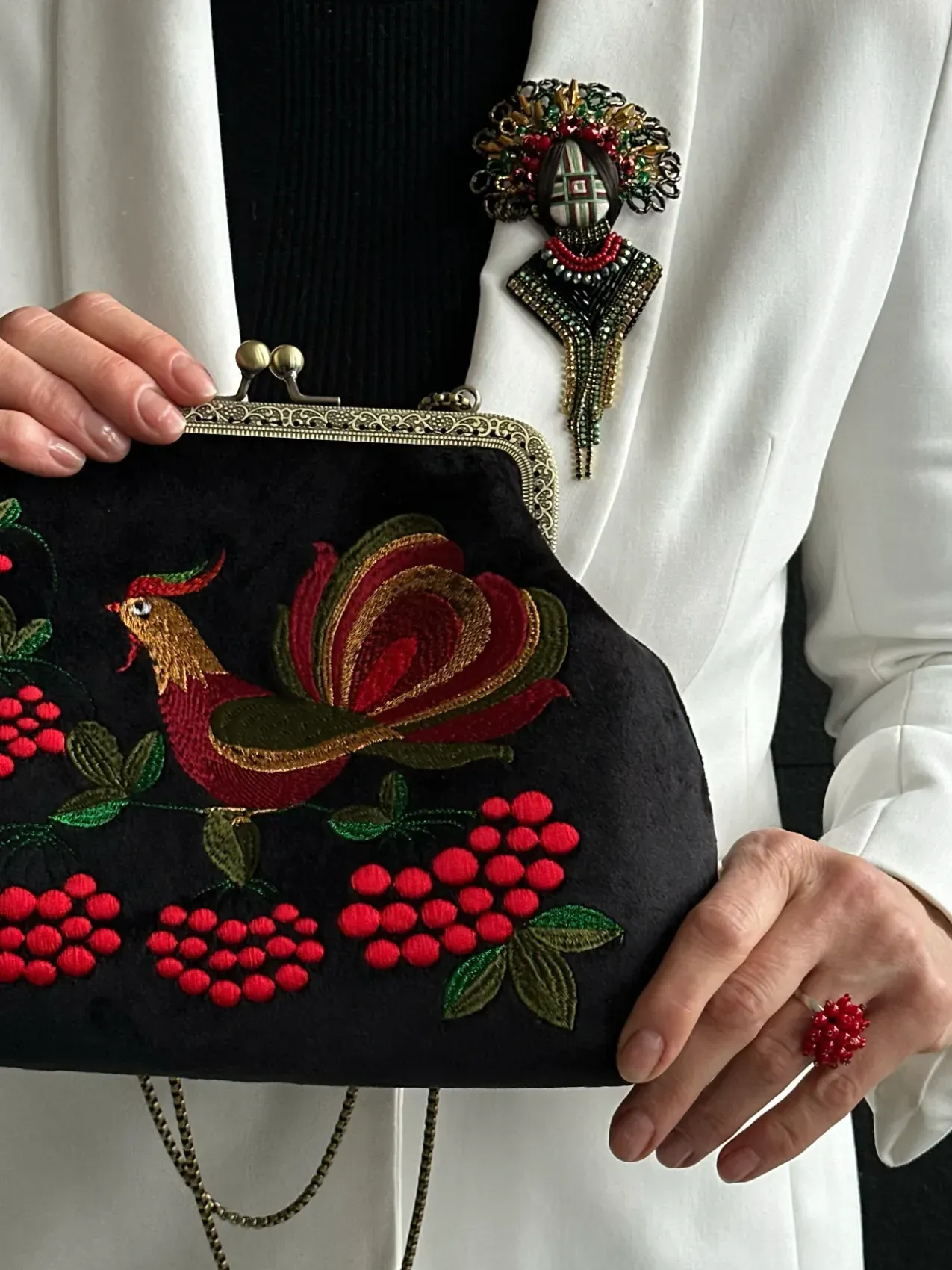 Ensemble Sac en velours "Coq" noir + Broche-poupée "Indomptable" + Bague "Viorne"