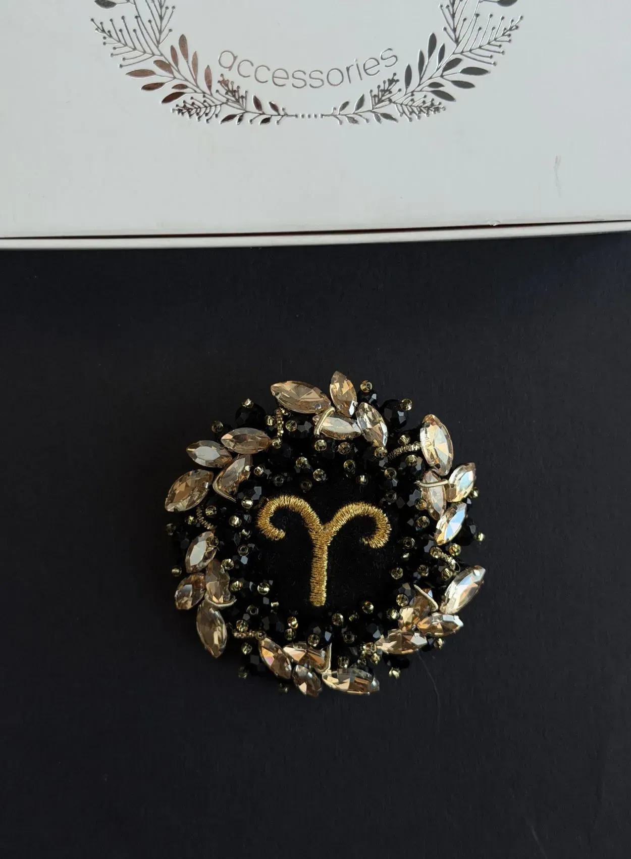 Broche "Bélier" dans une couronne dorée