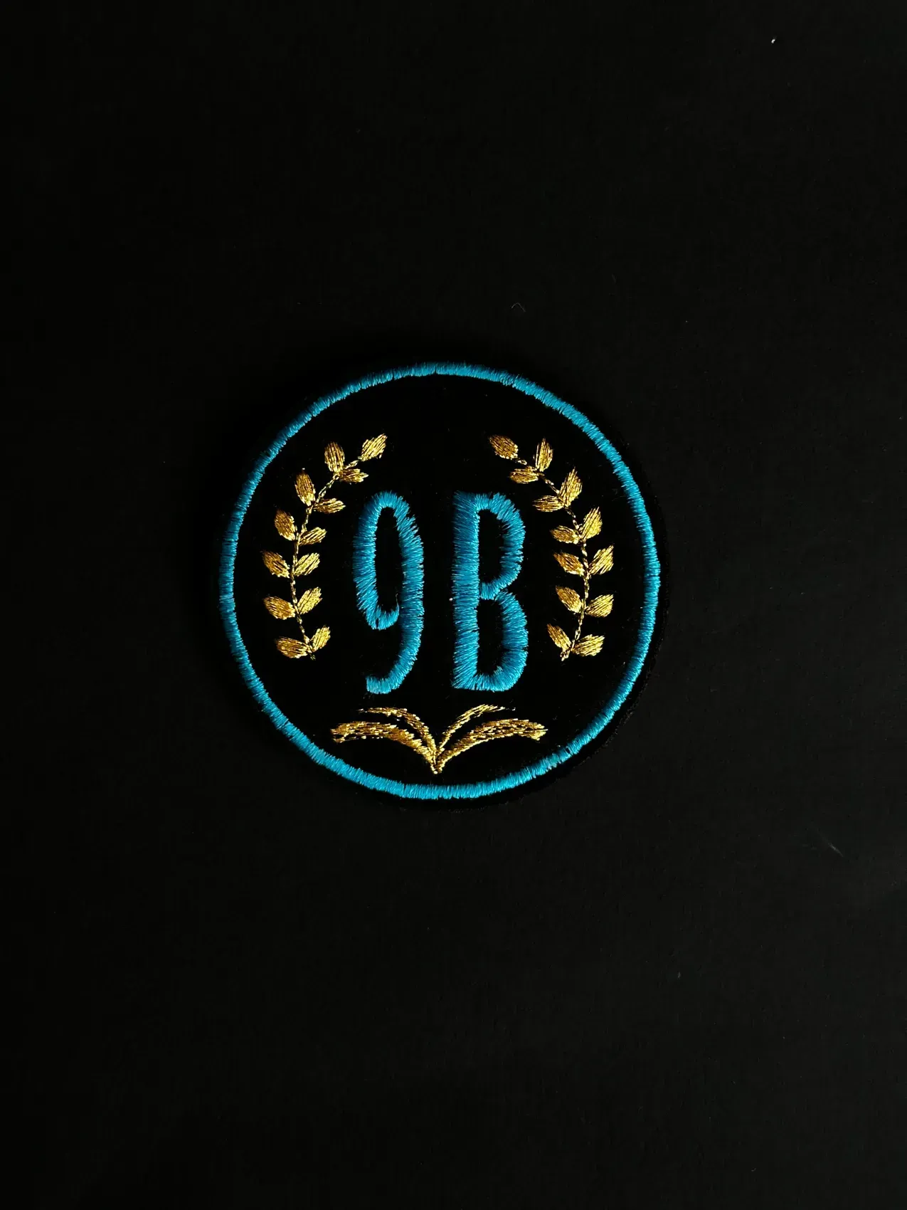 Broche emblème, noire