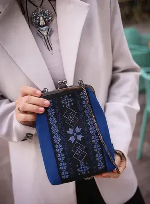 Оксамитова сумочка "Оберіг" мала у синьому кольорі