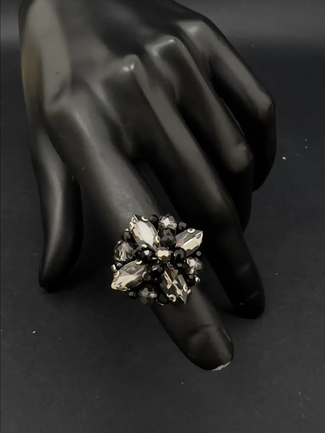 Bague à quatre pierres, noir-graphite