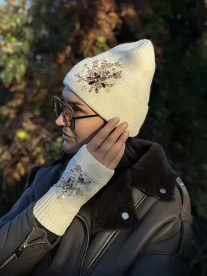 Czapka kremowa z różowo-złotymi kamieniami