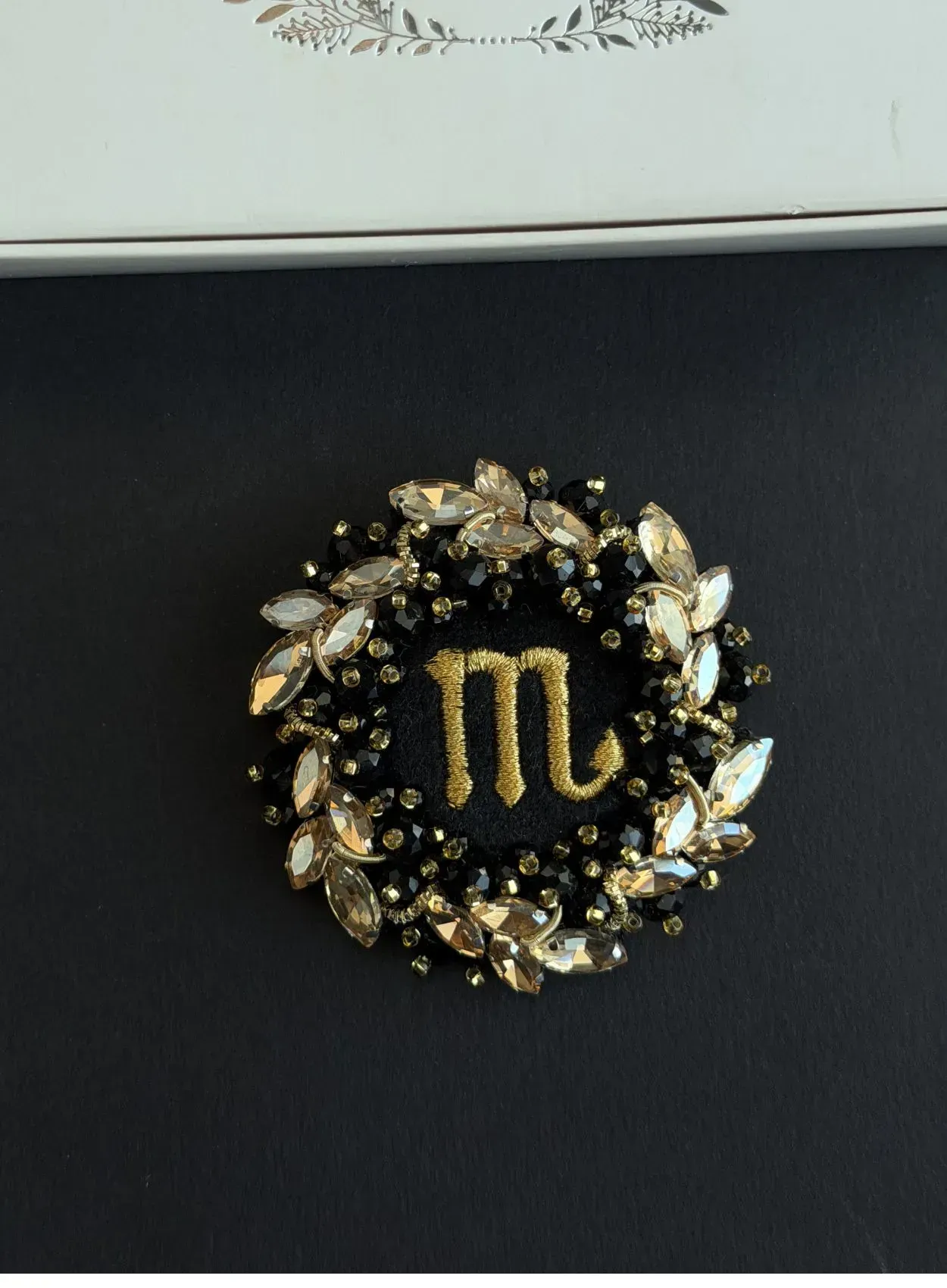 Broche "Scorpion" dans une couronne dorée