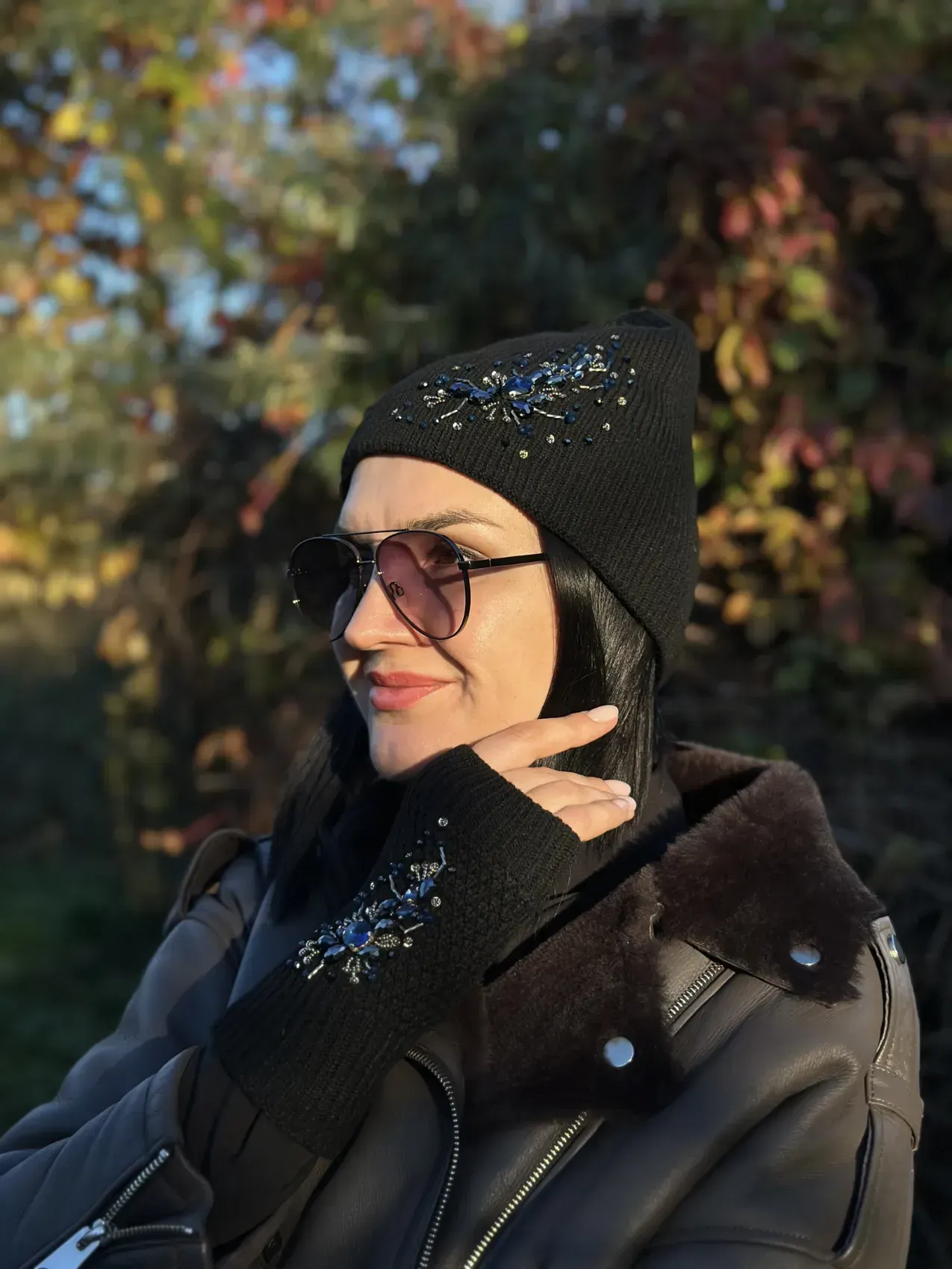 Шапка чорна з срібно-синім камінням