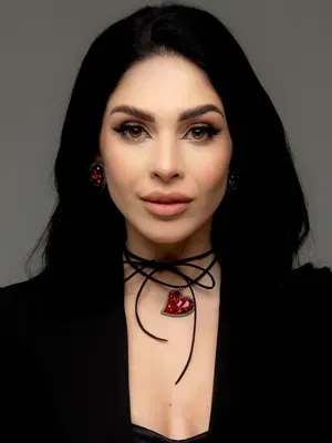 "Heart" crystal choker, red
