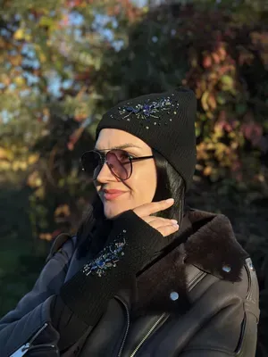 Bonnet noir avec pierres argent-bleu