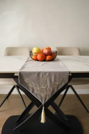 Runner de table premium avec initiale (gris)