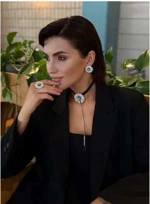 Broszka-choker „Mniszek” w mniejszym rozmiarze (biała)