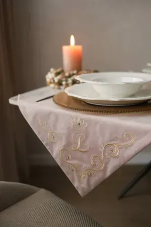 Serviette velours avec lettre Monogramme brodée (rose poudré)
