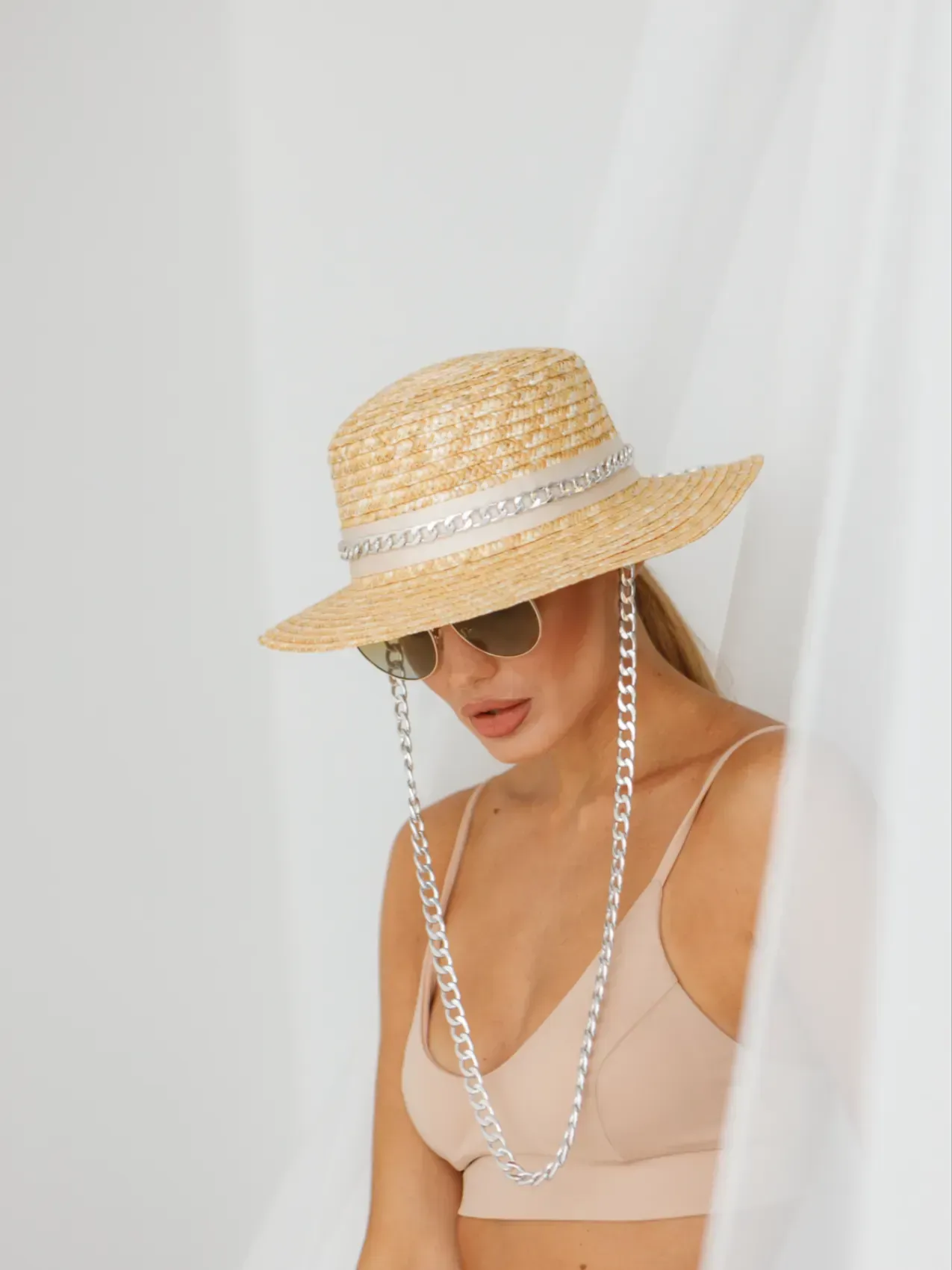 Chapeau de paille avec chaîne argentée