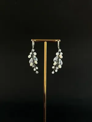 Boucles d'oreilles "Brindille délicate" avec perles et gouttes